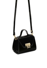 Crna lakirana kožna torba s strukturiranim dizajnom, s gornjom ručkom, odvojivim remenom za rame i zlatnim detaljima.