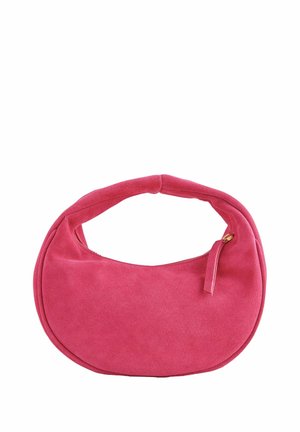 Petit sac à main en daim rose en forme de croissant avec une courte poignée et un fermoir zippé doré sur fond blanc.