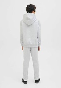 Grauer Baumwoll-Hoodie und Jogginghose-Set. Der Kapuzenpullover hat gerippte Bündchen und einen gerippten Saum. Die Hose verfügt über einen elastischen Bund und gerippte Knöchel-Bündchen.