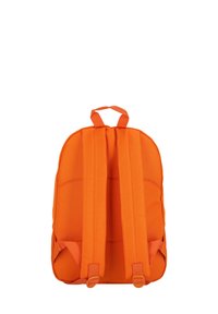 Oranje rugzak met gewatteerde schouderbanden, gestructureerde stof en een handvat aan de bovenkant. Bevat een eenvoudig ontwerp zonder extra zakken of hardware.