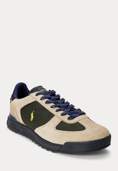 Χαμηλά sneakers με μπεζ σουέντ και σκουροπράσινα πάνελ από δίχτυ, κορδόνια ναυτικού μπλε, κίτρινο λογότυπο Polo και μαύρη λαστιχένια σόλα.