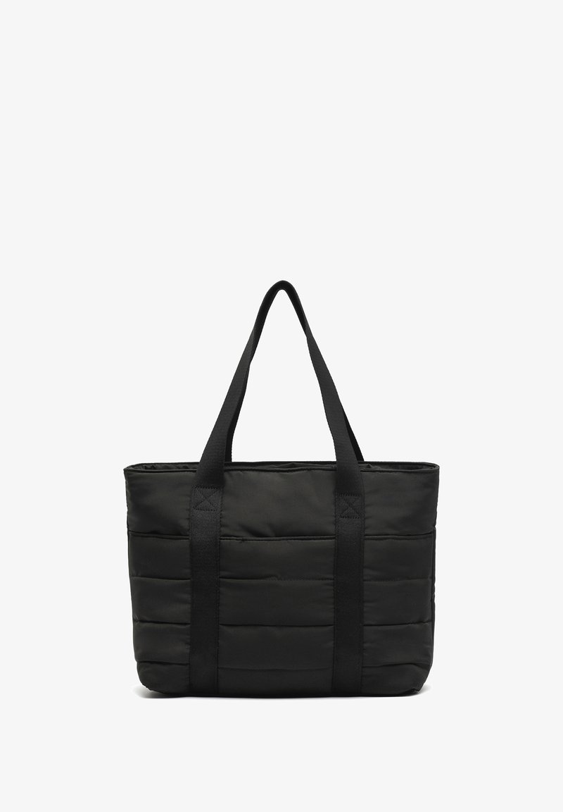 Czarna torba tote o wyściełanym designie, z dwoma mocnymi czarnymi uchwytami z tkaniny i prostokątnym kształtem z poziomym przeszyciem.