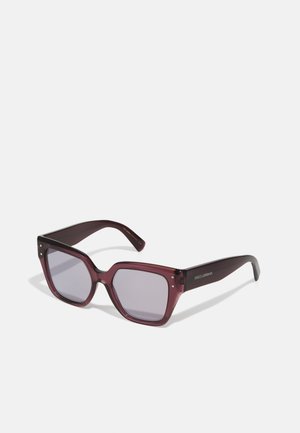 Occhiali da sole quadrati con montatura in plastica bordeaux, lenti grigie oscurate, accenti argentati sulla montatura e superficie liscia. Nome del marchio visibile di lato.
