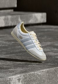 Valitud, footwear white/crystal sky/gold-coloured metallic