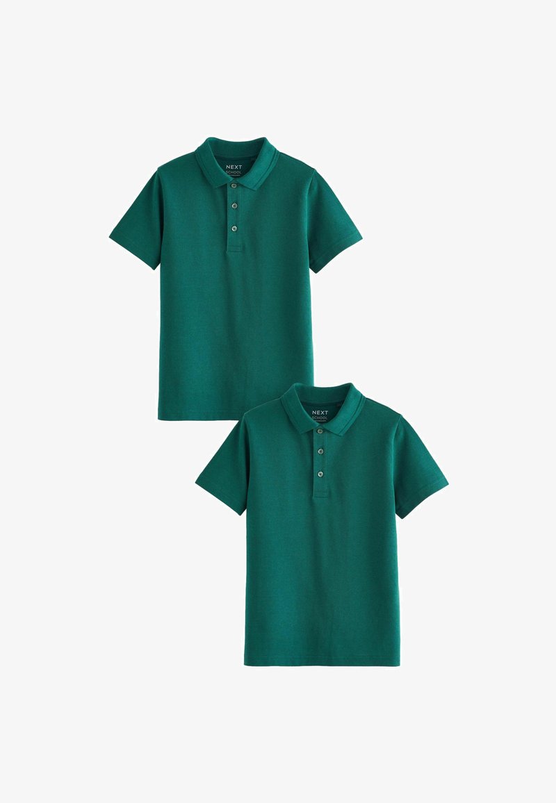 To grønne polo T-shirts lavet af bomuld, med en klassisk krave, korte ærmer og detaljering med tre knapper.