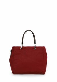 Borsa tote in tessuto rosso con una forma strutturata, dotata di due manici marrone scuro e rifiniture in metallo argentato. Tasca laterale con zip visibile.