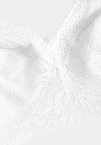 Witte kanten bralette met een bloemenpatroon, een gestructureerde afwerking en geschulpte randen langs de halslijn en onderband.