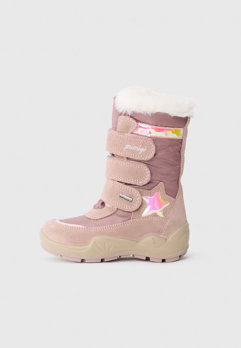 Ružová zimná obuv z syntetických a semišových materiálov. Obsahuje tri nastaviteľné popruhy, kožušinový golier a odrazový detail v tvare hviezdy.