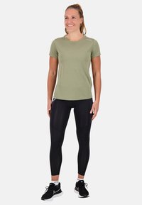 2XU AERO TEE - Basic T-shirt - alpine/silver reflective