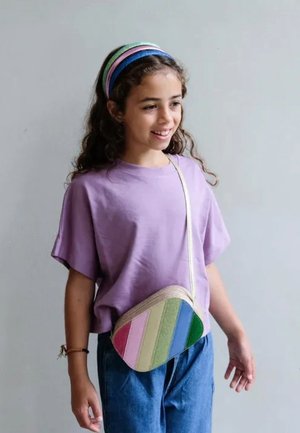 Borsa a tracolla con un design a strisce pastello nei toni di rosa, verde e blu, realizzata in materiale testurizzato. La tracolla è sottile e di colore contrastante.