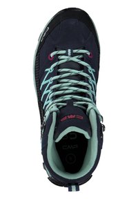 Scarpa da trekking alta con una tomaia blu navale, pannelli in rete e lacci azzurri. Presenta dettagli rosa e una punta in gomma per una maggiore durata.