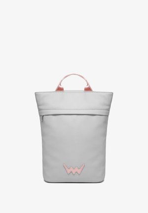 Grauer Leder-Rucksack mit pinken Griffen, Reißverschluss und einem auffälligen pinken Logo auf der Vorderseite. Strukturierte Form mit glatter Textur.