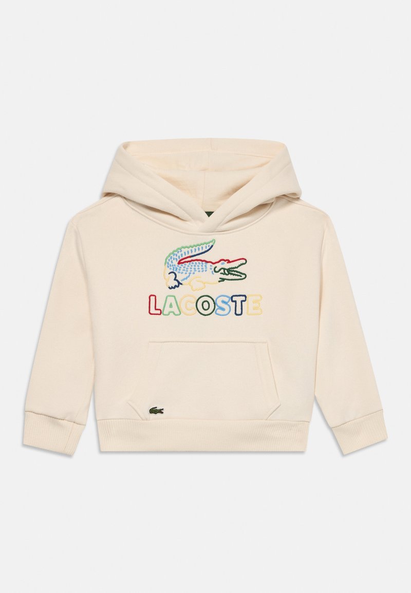 Sudadera color crema con bolsillo frontal, logo bordado multicolor de Lacoste y diseño de cocodrilo en el pecho.