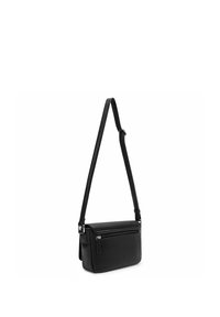 Bolso cruzado de cuero negro con un acabado texturizado, correa ajustable, bolsillo delantero con cremallera y acentos de hardware en tono plateado.