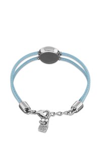 Pulsera de cuero azul claro con dos tiras, pieza central ovalada de plata y herrajes metálicos. Cuenta con un cierre y un charm de metal.