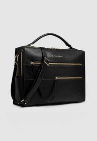 Zwarte leren aktetas met gouden accenten, voorzien van meerdere ritszakken, een handvat bovenaan en een afneembare schouderriem.