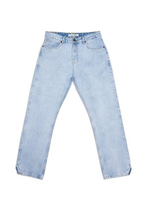 Jean en denim bleu clair taille haute, jambe droite, avec poches avant et arrière, fermeture par boutons et passants pour ceinture.