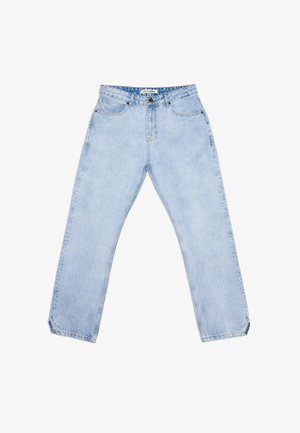 Jean en denim bleu clair taille haute, jambe droite, avec poches avant et arrière, fermeture par boutons et passants pour ceinture.