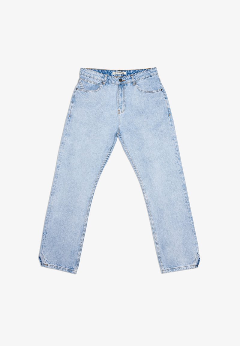 Jean en denim bleu clair taille haute, jambe droite, avec poches avant et arrière, fermeture par boutons et passants pour ceinture.