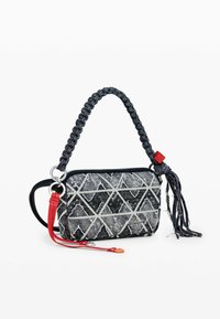 Fekete és szürke mintás kézitáska fonott fogantyúval, piros részletekkel, cipzárral lezárható, díszítő bojttal. Fémes szerelvényekkel rendelkezik.