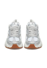 Ezüst és fehér sportcipők hálós felsőrésszel, párnázott nyelvvel és fűzős rögzítéssel. Gumitalp és sarok, kontrasztos barna akcentussal.