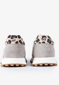 Zapatillas de ante gris con suela de goma color marrón claro, con parte superior de estampado de leopardo y detalles blancos, diseñadas con un cuello acolchado y un logotipo.