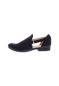 Zapato negro de cuero tipo mocasín con un acabado suave, punta afilada y recortes laterales transparentes. Presenta un tacón bajo y un diseño minimalista.