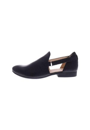 Schwarzer Leder-Schuh zum Hineinschlüpfen mit glatter Oberfläche, spitzer Zehenpartie und klaren seitlichen Ausschnitten. Verfügt über einen niedrigen Absatz und ein minimalistisches Design.