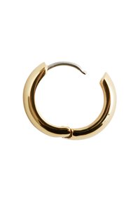 Goldene Creole mit polierter Oberfläche, kreisförmigem Design und einem silbernen Verschlussmechanismus. Glatte Textur mit nahtlosem Erscheinungsbild.