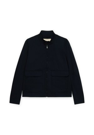 Schwarze Zip-up-Jacke mit Stehkragen und zwei vorderen Klappentaschen, flach auf weißem Hintergrund präsentiert.