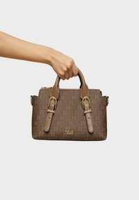 Bolso de mano marrón con un patrón, asas dobles en la parte superior, herrajes en tono dorado y cierre con cremallera. Logo de la marca grabado en la parte frontal. Acabado texturizado.