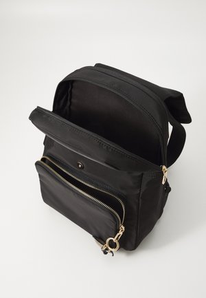 Czarny plecak z tkaniny z zamkami w złotym odcieniu, dużą główną przegrodą i przednią kieszenią na zamek. Miękka tekstura i zaokrąglony kształt. Regulowany pasek.