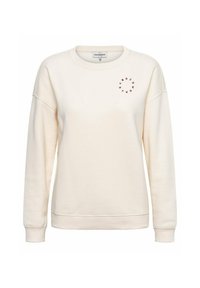 Crème sweatshirt met een ronde halslijn en een ontwerp met afhangende schouders. Kenmerkt een subtiele rode logo print op de linkerkant van de borst. Zachte textuur.