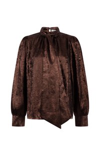 Bruin fluwelen blouse met lange mouwen, hoge hals met strikdetail en geschouderde manchetten.