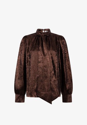 Bruin fluwelen blouse met lange mouwen, hoge hals met strikdetail en geschouderde manchetten.