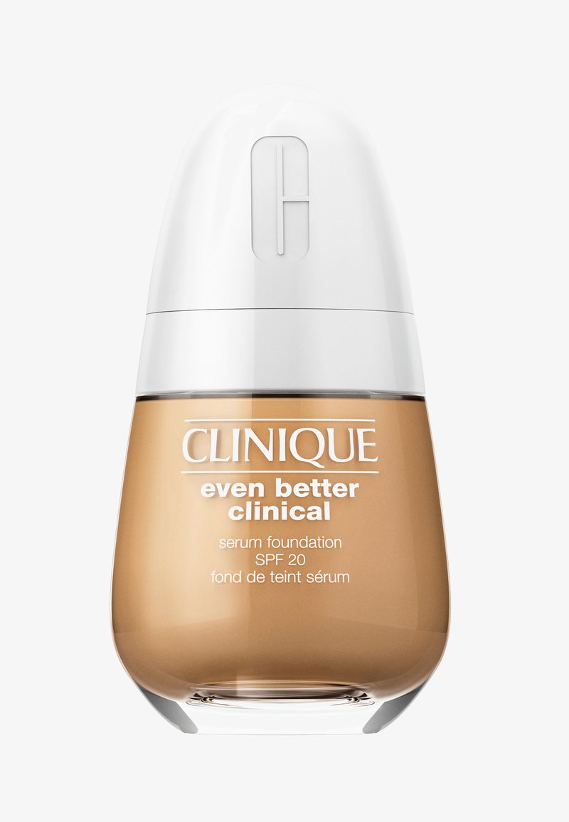 Clinique Even Better Clinical serum foundation i en klar glassflaske med en beige-farget væske, med et hvitt lokk og preget logo.