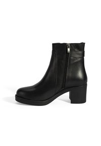 Schwarze Stiefeletten aus glattem Leder mit einem seitlichen Reißverschluss, einer abgerundeten Spitze und einem moderaten Blockabsatz.