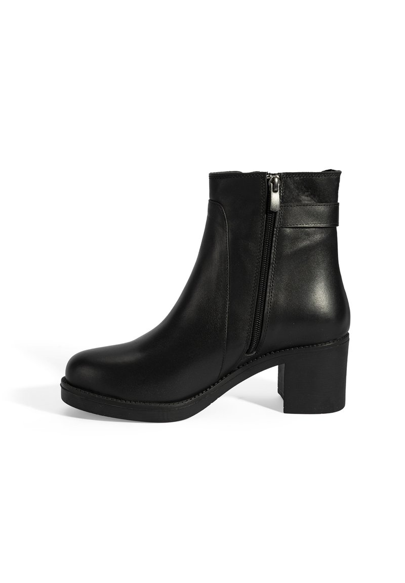 Schwarze Stiefeletten aus glattem Leder mit einem seitlichen Reißverschluss, einer abgerundeten Spitze und einem moderaten Blockabsatz.
