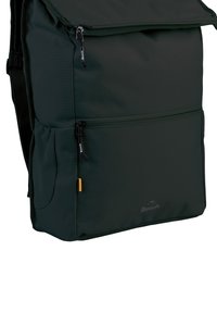 Mochila verde con una superficie texturizada, que presenta cremalleras, un bolsillo frontal y un logo negro. Con correas ajustables y material duradero.