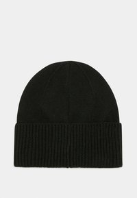 Czarna dzianinowa czapka typu beanie z prążkowanym mankietem. Posiada bezszwowy, zaokrąglony czubek oraz teksturowany materiał dla ciepła i komfortu. Prosty i uniwersalny design.
