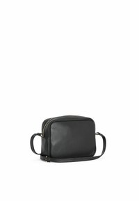 Borsa a tracolla nera in pelle di forma rettangolare, con chiusura a zip, base piatta e manico laterale; texture liscia con hardware minimale.