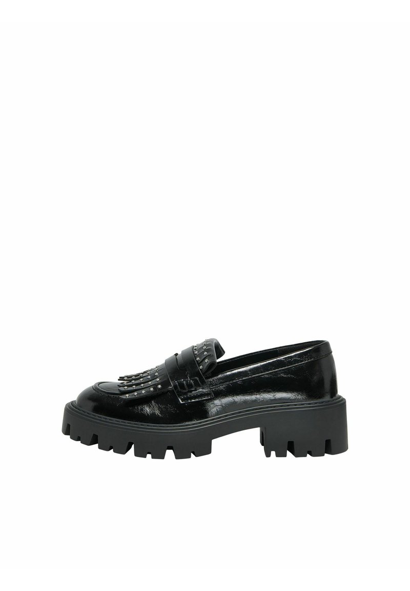 Mocassins en cuir verni noir avec une semelle épaisse, ornés de clous décoratifs et d'un détail de bandoulière frangée. Texture lisse et design élégant.