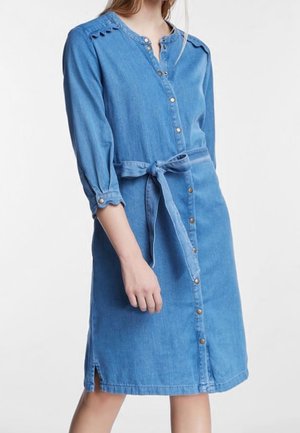 Vestito in denim con maniche a tre quarti, bottoni sul davanti e cintura in vita. Colore azzurro chiaro, dettaglio smerlato sulle spalle, spacchi laterali.