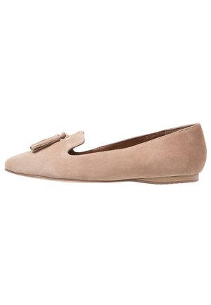 Beige ballerinasko i ruskind med spids tå og kvastedetalje. Har en lav hæl og glat tekstur, designet til komfort og nem brug.