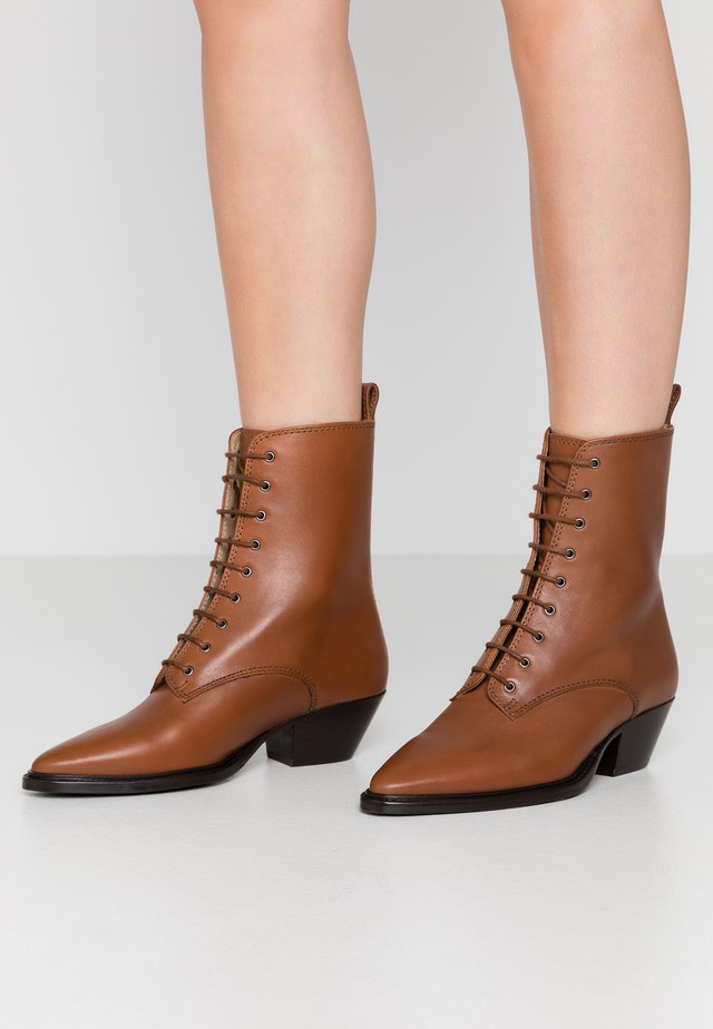 HUNTER LACE UP - Lace-up ankle boots - caramel