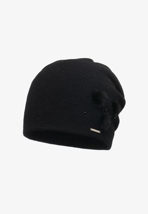 Schwarze Strickmütze mit lockerem Design, kleinen Kunstfell-Pompoms und dezenten Verzierungen mit einem metallischen Akzent-Tag.