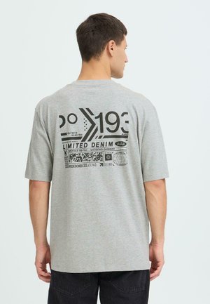 Grijs katoenen T-shirt met korte mouwen, voorzien van een grote zwarte grafische print op de achterkant, inclusief tekst en geometrische elementen.