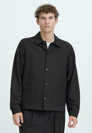 Giacca nera con bottoni, colletto, due tasche applicate e vestibilità rilassata. Realizzata in tessuto liscio con una superficie uniforme.