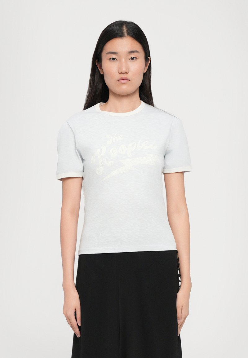 Heled hall ribaga t-särk lühikeste varrukatega, ümmarguse kaelusega ja valge aktsenttrimmi detailiga. Esipaneelil on "The Kooples" graafika kulunud stiilis.