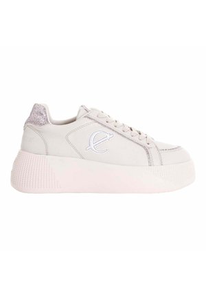 Sneakers platform bianchi con una suola testurizzata di colore rosa chiaro, una parte superiore liscia e dettagli glitterati sul tallone. Presentano un logo ricamato sul lato.